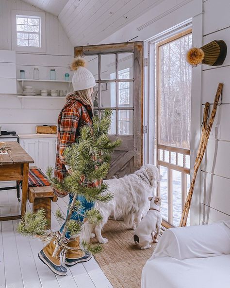 Cozy Rustic Farmhouse, Rustic Farmhouse Christmas, Food Simple, Scandinavian Christmas Decorations, Natural Christmas Decor, Vintage Containers, Wood Staircase, Winter Decorations, Simple Food