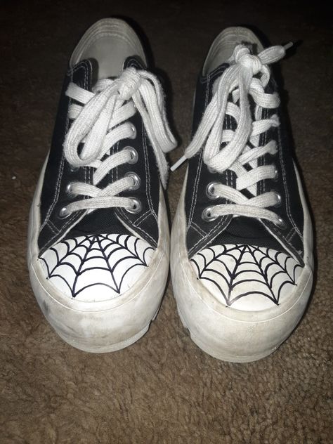 Spider Webs On Converse, Spider Web Shoes Converse, Spiderwebs On Converse, Converse Spider Web Design, Drawing In Converse Shoes, Cobwebs On Converse, Spider Web Converse Tutorial, Spiderweb Converse Drawing, Spider Web Drawing On Converse