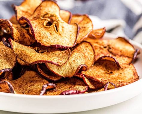 Apple Chips Dehydrator, Air Fryer Apple Chips, Air Fryer Chips, Apple Chips Recipe, Carb Quick, Dehydrated Apples, Cinnamon Apple Chips, Apple Snacks, Easy Snacks For Kids