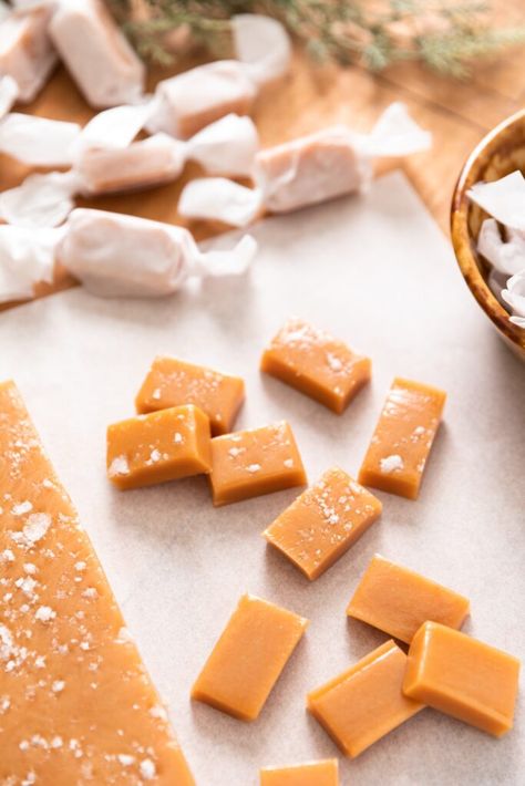 Homemade Christmas Caramels - Wyse Guide Salted Caramel Candy, Caramel Candies, Soft Caramel, Caramel Candy, Food Club, Caramel Recipes, Homemade Caramel, Homemade Candies, Winter Food