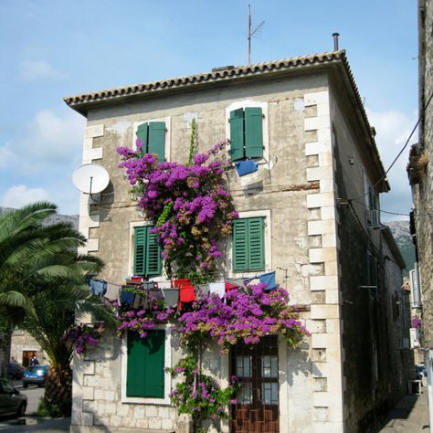 Limestone, green shutters, purple flowers, hanging clothes: typical Croatian house of family love :) House In Croatia, Croatian House, Croatian Architecture, Bulgarian House Traditional, Bulgarian Village House, Croatian Stone House, Green Shutters, Green Windows, Magic House