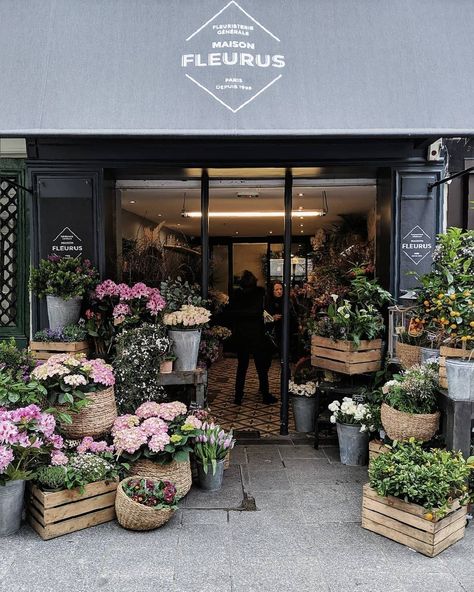 The Flower Shopkeepers on Instagram: “Love the baskets and crates at this pretty city Paris flower shop, Maison Fleurus @maison.fleurus 📷@wanderwonders #shopfront #fleuriste…” Paris Flower Shop, Pretty City, Farmhouse Shop, Flower Shop Design, City Paris, Parisian Cafe, Basket And Crate, French Flowers, Flower Boutique