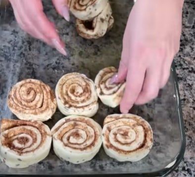 Pillsbury Cinnamon Roll Recipes, Cinnamon Roll Desserts, Canned Cinnamon Rolls, Cinnamon Roll Icing, Cinnamon Biscuits, Cinnamon Roll Recipe Homemade, Cinnamon Rolls Easy, Best Cinnamon Rolls, Fritter Recipes