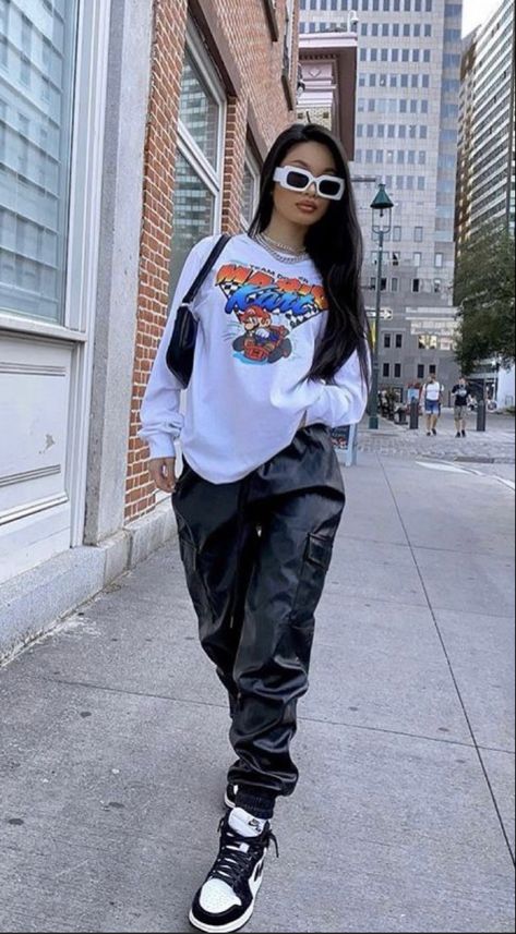 Baddie Sneakers Outfit, Tomboy Photoshoot, 2023 Lifestyle, Outfits With Jordan 1s Fashion Styles, Tomboy Outfits, Tomboy Style Outfits, Chill Outfits, Streetwear Fashion Women, Swaggy Outfits