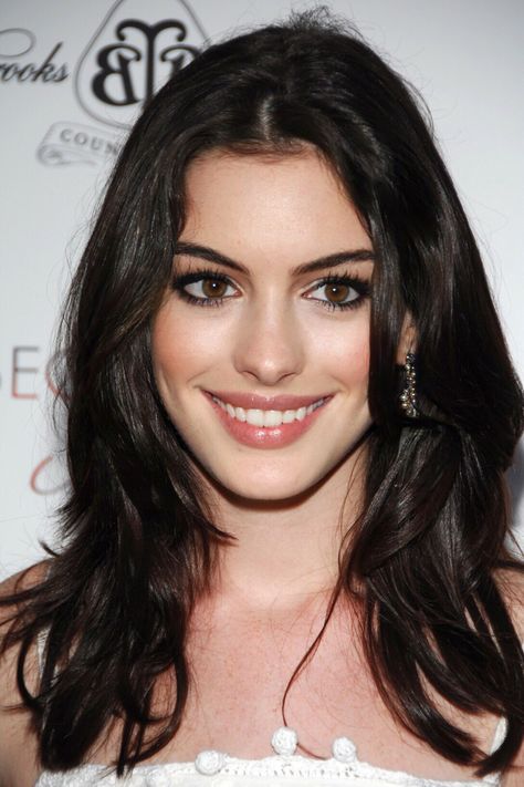 Anne Hathaway Makeup, Ashley Holmes, Ann Hathaway, Beautiful Brown Eyes, Hairstyles For Layered Hair, Long Hair With Bangs, Auburn Hair, Beauty Shots, Amanda Seyfried