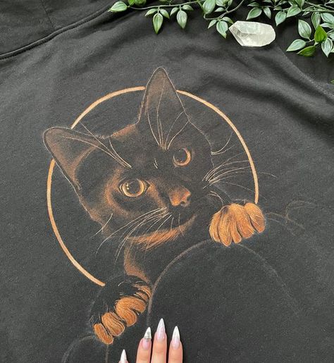 Cat Bleach Shirt, Black T Shirt Bleach Design, Bleach Dye Shirts Ideas, Bleached Black Hoodie, Bleach T Shirt Ideas, Bleach Shirt Art, Cool Bleach Shirt Designs, Bleached Clothes Ideas, Painting On Clothes Ideas