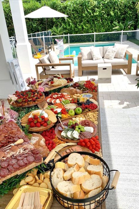 Party Platters Sandwich, Large Party Food Ideas Buffet, Outdoor Party Food Platters, Outdoor Summer Party Food Buffet, Food For Outside Party, Food Party Set Up, Food Display For Party, Party Food Arrangement Ideas, Dinner Party Buffet Ideas