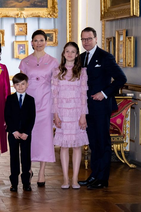 Crown Princess Victoria Welcomes the King and Queen of Denmark for State Visit — Royal Portraits Gallery Queen Of Denmark, Kroonprinses Victoria, Princess Sofia Of Sweden, Flower Embroidered Dress, Mary Of Denmark, Royal Portraits, Swedish Royalty, Princess Fashion, Victoria Fashion