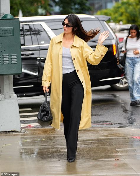 Kendall Jenner Modeling, Yellow Trench Coat, Chic Fall Fashion, Kendall Jenner Photos, Kendall Jenner Street Style, Rainy Day Fashion, Kendall Style, Trench Coat Outfit, Nyc Street Style