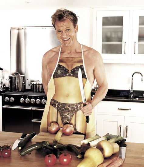 Perfectly arranging his vegetables for a naughty chef photo shoot. Gorden Ramsey, Gordon Ramsay Funny, Chef Ramsey, Chef Gordon, Chef Gordon Ramsay, Gordon Ramsay, Very Funny Pictures, Oui Oui, Really Funny Pictures