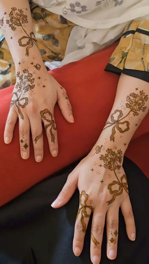 Coquette Mehendi, Coquette Henna, Cool Henna Tattoos, Dreamy Coquette, Henna Black, Small Henna Designs, Henna Designs Back, Henna Style Tattoos, Henna Inspired Tattoos