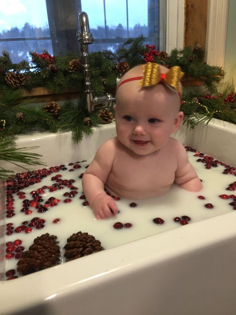 Hot Coco Bath Photoshoot Diy, Christmas Milk Bath Baby, Baby Sink Bath, Baby Milk Bath, Milk Bath Photos, Baby Christmas Photography, Christmas Baby Pictures, Milk Bath Photography, January Baby