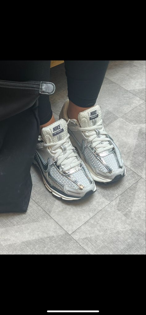 Trendy Shoes Sneakers, Pretty Shoes Sneakers, Kicks Shoes, All Nike Shoes, Shoes Outfit Fashion, Silver Sneakers, Hype Shoes, Girly Shoes, Shoe Inspo