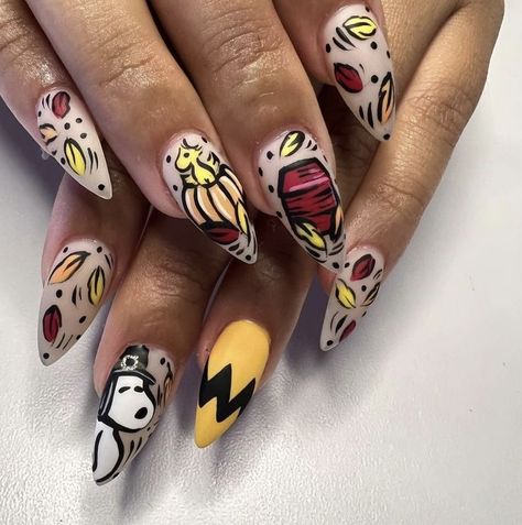 Thanksgiving Character Nails, Charlie Brown Thanksgiving Nails, Snoopy Fall Nails, Charlie Brown Nails, Matte Nails Fall, Cute November Nails, Nail Art Matte, November Nail Art, Snoopy Nails