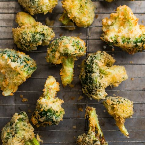 This fast snack or side gives broccoli a light, crispy texture from being fried in panko flakes. Battered Broccoli Air Fryer, Broccoli Tempura Air Fryer, Tempura Broccoli Recipe, Tempura Broccoli Air Fryer, Tempura Flakes Recipe, Broccoli Tempura, Tempura Broccoli, Tempura Recipes, Tempura Recipe