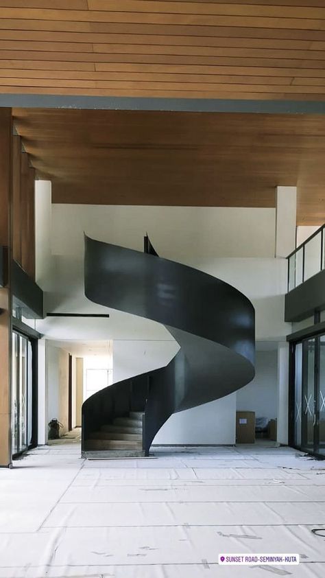 Paneling Stairs, Stair Decorations, Circle Stairs, Decoration Stairs, Decorating Stairs, Staircase Metal, Stairs Decoration, Luxury Stairs, Round Stairs