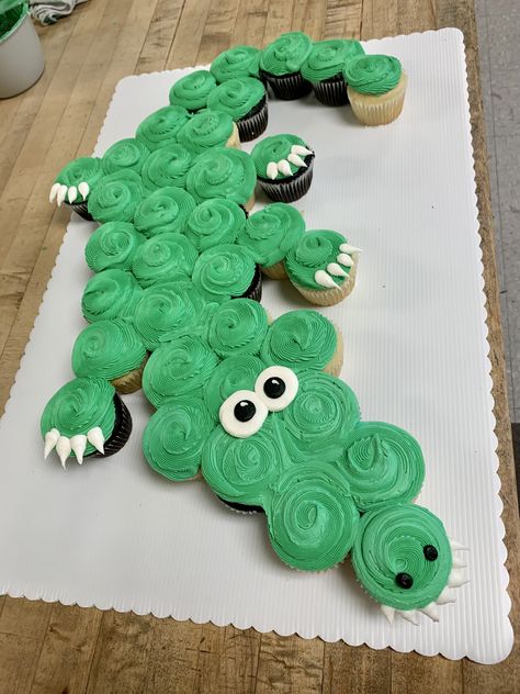 Alligator Pull Apart Cupcakes, Crocodile Cupcake Cake, Bayou Birthday Cake, Alligator Cupcake Cake, Aligator Cake Ideas, Reptile Themed Birthday Cake, Crocodile Cakes For Kids, Crocodile Hunter Birthday Party, Alligator Cake Ideas