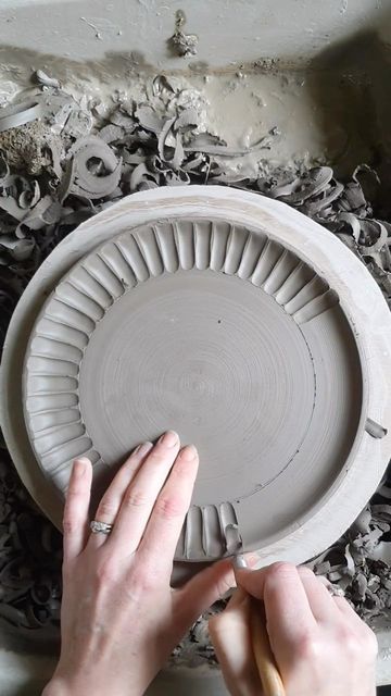 Clay Plate Carving Designs, Ceramic Plate Carving, Pottery Rim Ideas, Ceramic Plate Tutorial, Texture In Ceramics, Carved Plate Ceramic, Carved Ceramic Plates, Pottery Plates Designs, How To Make Ceramic Plates