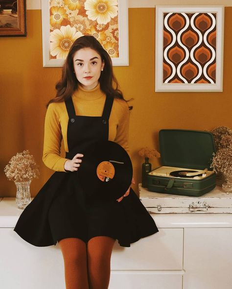 Style Inspo Vintage, Fashion Instagram Accounts, Retro Autumn, Vintage Soul, Vintage Inspired Outfits, Moda Vintage, Look Vintage, 50s Fashion, Mode Vintage