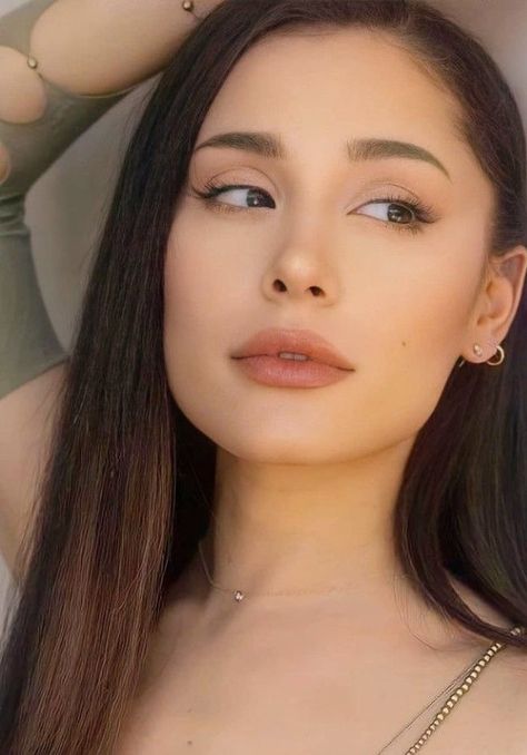 Ariana Grande Natural Makeup, Ariana Grande Face, Ariana Grande Nose, Celebrities Airport, Wallpaper Celebrity, Celebrity Drawing, Cartier Event, Ariana Grande Makeup, Lancome Idole