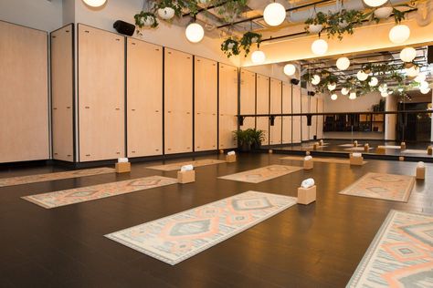 Yoga Studio Ceiling Ideas, Yoga Centre Design Ideas, Yoga Studio Lighting Ideas, Cozy Yoga Studio, Zen Space Room Ideas, Luxury Yoga Studio, Fitness Studio Design Ideas, Yoga Studio Lighting, Small Yoga Studio Design