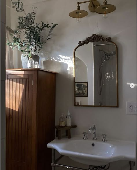 Renovation Process, Victorian Bathroom, Bathroom Inspo, Dream Apartment, Vintage Bathroom, Girl House, Dream House Decor, House Inspo, Bathroom Inspiration