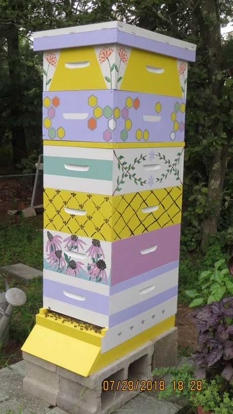 Bee Box Painting Ideas, Beehive Painted, Bee Hive Painting Ideas, Beehive Painting Ideas, Bee Hive Painting, Painted Beehives, Beekeeper Art, Bee Hive Stand, Painted Bee Hives