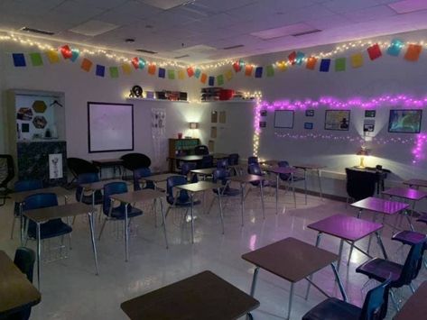 14 Cheery Classroom Decorations to Brighten Dreary Winter Days Led Light Classroom, Led Classroom Decor, Led Lights Classroom Decor, Led Classroom Lights, Classroom With Lights, Twinkle Lights Classroom, Classroom Lamps Ideas, Classroom Lights Ideas, Classroom String Lights