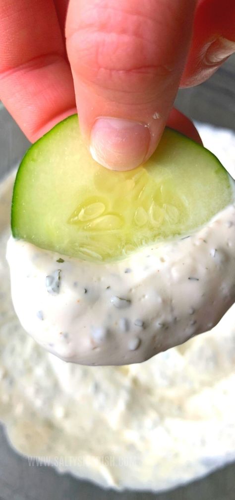 Cucumber Dip Recipe, Cucumber Dip, Dried Dill, Dill Recipes, Sour Cream Dip, Dip Recipes Easy, Snack Dip, Cucumber Recipes, Chip Dip