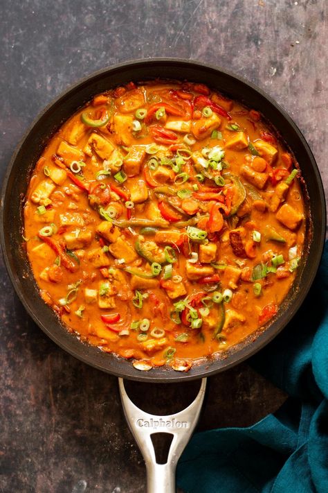 tofu and veggies in a skillet in creamy peanut butter sauce Vegan Stir Fry, Spicy Peanut Sauce, Vegan Richa, Tofu Stir Fry, Tofu Dishes, Poutine, Veggie Stir Fry, Sauteed Veggies, Tofu Recipes