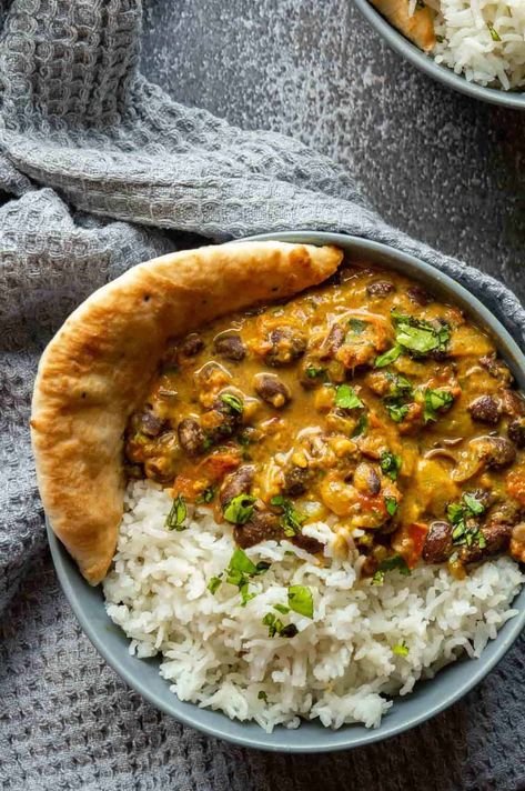 This easy creamy black bean curry needs to be added to your favorite recipes! With lots of Indian-inspired spices and coconut cream (use the cream from a tin of chilled coconut milk if you can't get coconut cream), it's vegan and delicious, as well as easy to add extra vegetables as well. Some spinach, potato, or peppers would go really well. Serve over some fragrant basmati rice with some fresh garlic naan on the side for a sumptuous meal. Beans For Dinner Meals, On The Go Vegan Meals, Potato Plant Based Recipes, Coconut Milk Vegetarian Recipes, 10 Ingredients Or Less Recipes Vegan, Vegetarian Meals With Rice, Curry And Coconut Milk Recipes, Coconut Milk Recipes Dinner Vegetarian, Tinned Beans Recipes