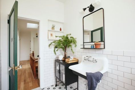 Mediterranean Style Bathroom, Bathroom Black And White, Spa Inspired Bathrooms, New York Brownstone, Modern Master Bath, Luxurious Bathtubs, Mid Century Modern Bathroom, Brooklyn Brownstone, Bathroom Black