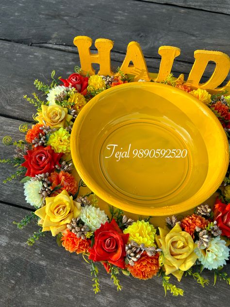 Add a beautiful touch to your haldi ceremony with gorgeous haldi platter in combination of yellow and orange rose.. • • • • • • #haldiceremony #haldi #haldiplatter #haldidecor #haldifunction #haldidecoration #haldiceremony💛 #haldinight #haldiplatedecoration #haldiplattersweddingfavours #wedding #indianwedding #indianfunction #flowers #roses #bride #groom #bridehaldi #groomhaldi Haldi Function Decoration, Haldi Look For Bride, Haldi Platter, Simple Girl Outfits, Ganpati Decoration Design, Beautiful Wedding Decorations, Wedding Gifts Packaging, Traditional Wedding Decor, Wedding Crafts Diy