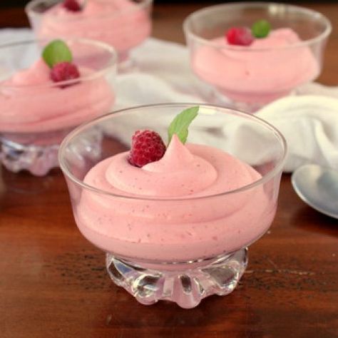 1/4 cup water 1 1/2 cups heavy cream make sure it's really cold 1 pk gelatin (2 1/4 tsp) + 1/4 cup water to soften Pink Mousse Cups, Easy Raspberry Mousse, Raspberry Pudding, Mouse Recipes, Chocolate Mousse Cake Filling, 4 Ingredient Desserts, Raspberry Dessert, Easy Chocolate Mousse, Parfait Cups