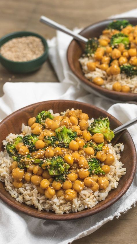 A sweet and sticky orange sesame sauce infused with lots of garlic and ginger then simmered with lightly charred broccoli, chickpeas and a ton of sesame seeds. This incredibly flavorful vegetarian meal is not only delicious but also comes together in less time than it takes for the rice cook. vegetarian . vegan . meal planning . lunches and dinners . healthy recipes . vegetables . easy meals . chicken and broccoli . asian american recipes . garbanzo beans Sesame Cauliflower And Broccoli, Garbanzo Bean Recipes Dinner, Easy Meals Chicken, Broccoli Asian, Chickpeas And Broccoli, Sesame Chickpeas, Healthy Sesame Chicken, Garbanzo Bean Recipes, Charred Broccoli