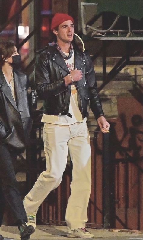 Male Model Off Duty, Jacob Elordi Fashion, Jacob Elordi Street Style, 2023 Leather Jacket, Street Style Runway, Red Leather Jacket Outfit, Autumn Outfits 2023, Fall New York, Gilmore Girls Fall