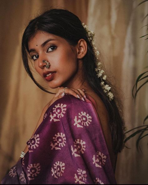 Indian Photoshoot Ideas At Home, Indian Woman Photography, Dusky Indian Women, Saree Aesthetic Poses, Makeup For Saree, Dusky Skin Saree Look, Indian Modeling Photoshoot, Indian Woman Aesthetic, Sari Poses