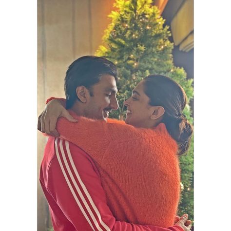 This Is What Ranveer Singh Wants For Christmas - Take A Look - ScoopNow Ranveer And Deepika, Deepika Ranveer, Bollywood Party, Bollywood Couples, Ranveer Singh, Christmas Celebration, Serious Relationship, Christmas 2019, Bollywood Stars