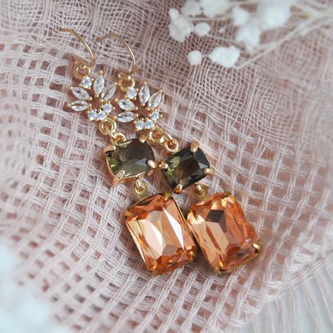 .:: Vintage Boho Bridal Earrings for Woodland Weddings ::. These beautiful hazel brown and rose peach boho bridal earrings match the natural allure of a woodland wedding and mix old and new together creating modern wedding earrings for today's bride! The vintage faceted peach rectangles are set inside of raw brass which have a warm patina finish adding to their vintage appeal. The boho bridal earrings are created with dainty 14k gold filled earring wires designed for an all day comfortable wear. Wedding Jewelry Boho, Whimsical Wedding Jewelry, Boho Wedding Earrings Brides, Boho Modern Wedding, Fall Wedding Jewelry, Boho Bridal Earrings, Whimsical Earrings, Canyon Wedding, Boho Wedding Jewelry