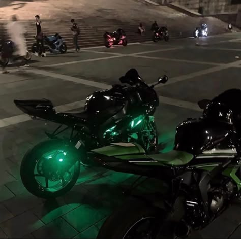 green light from black motorcycle in dark night scenario Image Moto, Мотоциклы Cafe Racers, Bike Aesthetic, Motorcycle Aesthetic, Biker Aesthetic, Pretty Bike, Biker Boys, Biker Love, Yamaha R1