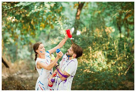 paint fight engagement photoshoot Paint Photoshoot, Couples Painting, Photoshoot Couple, Couple Painting, Splatter Paint, Family Painting, Engagement Portraits, Summer Photos, Photoshoot Inspiration