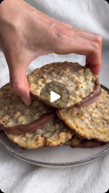 Satisfaction Desserts on Instagram: "Chocolate Chipless Rice Krispie Treat Cookies 

I saw that people are making this type of dessert called “chocolate chipless” cookies, where instead of adding chocolate chips to the cookie dough batter, they are dipping the sugar cookie into the chocolate after its baked. I made my own version, but to the cookie dough batter, I added ingredients to turn a regular cookie into a cross between a Rice Krispie treat & sugar cookie. Adding chocolate after gives these cookies the actual perfect texture - these were amazing! I love this method for this type of cookie- I think melting the chocolate in the batter would have been too over powering. 

Ingredients
•1 roll store bought sugar cookie dough 
•1 1/2 C rice cereal
•4 oz marshmallows or marshmallow fluff/c Chocolate Chip Less Rice Krispie Cookies, Chocolate Chipless Rice Krispie Cookies, Cookies With Rice Krispies, Chipless Cookies, Chocolate With Coconut Oil, Desert Bars, Chocolate Dipped Cookies, Types Of Desserts, Cookie Brownie Bars