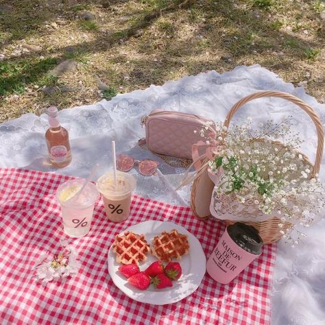 Cottagecore Picnic, Pink Cottagecore, Picnic Inspiration, Picnic Date, Think Food, Picnic Time, Picnic Food, A Picnic, Soft Grunge