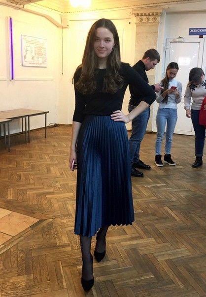 Dark Blue Pleated Skirt Outfit, Navy Pleated Skirt Outfit Winter, Navy Pleated Midi Skirt Outfit, Navy Long Skirt Outfit, Long Pleated Skirt For Work, Pleated Long Skirt Outfit Classy, Navy Pleated Skirt Outfit, Satin Pleated Skirt Outfit, Blue Satin Skirt Outfit