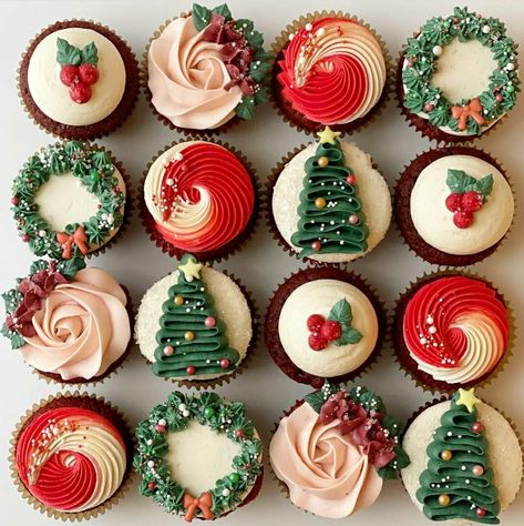 Wreath Cupcakes Christmas, Christmas Red Velvet Cupcakes, Cupcakes Decoration Valentines Day, Gourmet Desert, Christmas Buttercream, Christmas Themed Desserts, National Cupcake Day, Winter Cupcakes, Christmas Cupcakes Recipes