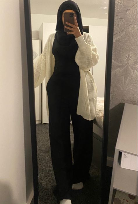 Hijabi Trouser Outfit, Sixth Form Outfits Smart Hijabi, Black Modest Outfits Hijab, Hijabi Going Out Outfits, Hijabstyle Outfits, Halal Outfits, Hijabi Fits, Stile Hijab, Hijabi Outfit