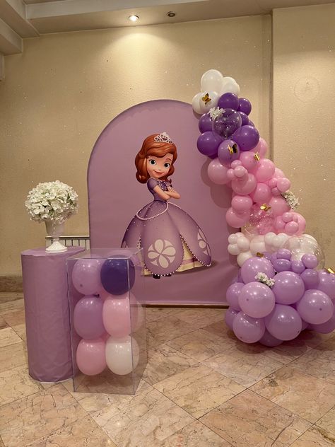 Sofia The First Balloon Garland, Princess Sofia Birthday Party Ideas, Balloon Decorations Diy Tutorials, Princess Sofia Birthday, Princess Sofia Party, Sofia The First Birthday Party, Sofia The First Party, Princesa Sophia, Birthday Theme Decoration