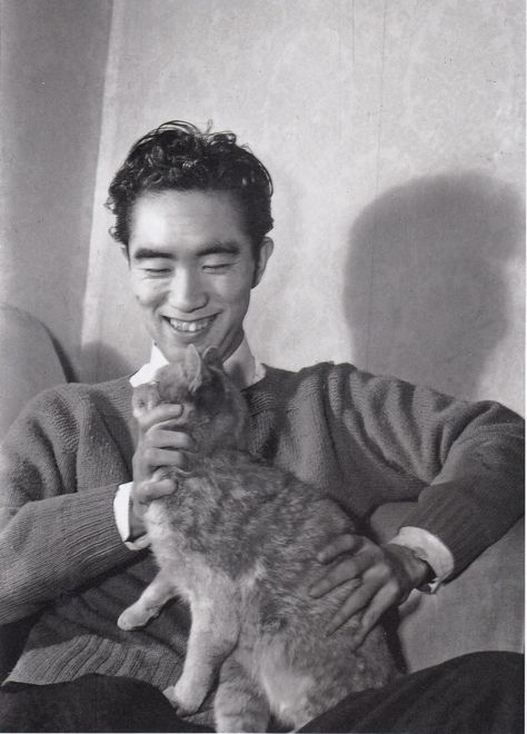 Peter Cat, Yukio Mishima, Japanese Literature, Writers And Poets, Islamic Girl, Literature Books, Kamikaze, History Photos, Bw Photo