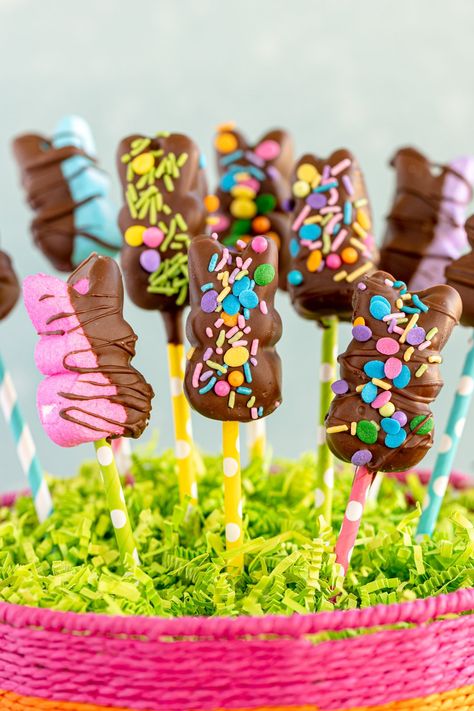 Chocolate covered Peeps pops such a cute and yummy Easter treat! Plus, they're super fun to make! Chocolate Covered Peeps, Peeps Dessert, Easter Themed Treats, Easter Strawberry, Peeps Treats, Easter Dessert Table, Easter Sweet Treats, Peeps Candy, Easter Treat Box