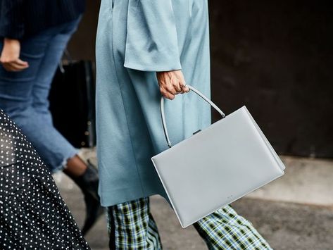 Top Handle Bag Outfit, Handbag Street Style, Trending Handbags, Chic Purses, Bad Fashion, Look Office, Kate And Meghan, Street Style Bags, Urban Style Outfits